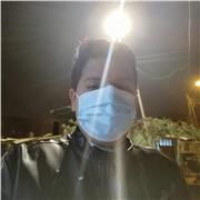 Profesor de matemáticas imparte clases a niños de nivel primara